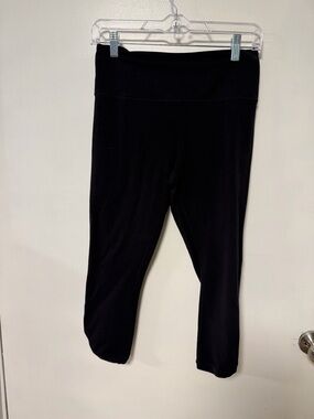 Athleta Black Activewear Capri Leggings with inner pocket and drawstring waist